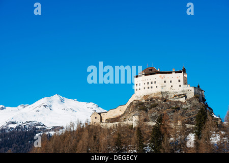 Scuol (Castello Schloss Tarasp), Scuol-Tarasp, Grigioni, alpi svizzere, Svizzera, Europa Foto Stock