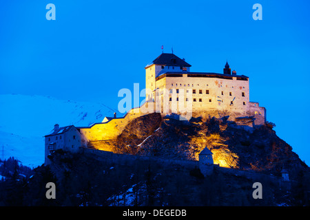 Scuol (Castello Schloss Tarasp), Scuol-Tarasp, Grigioni, alpi svizzere, Svizzera, Europa Foto Stock