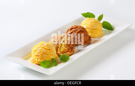 Palline di gelato sul piatto lungo Foto Stock