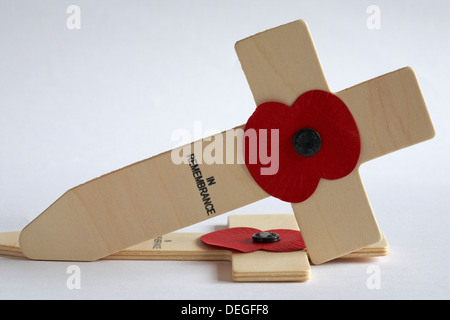 British Legion papaveri rossi in ricordo attraversa impostato su sfondo bianco Foto Stock