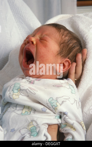 Neonato sbadigli Foto Stock