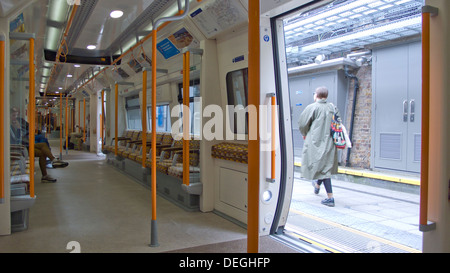 London overground interno treno alla stazione, sportello aperto Foto Stock