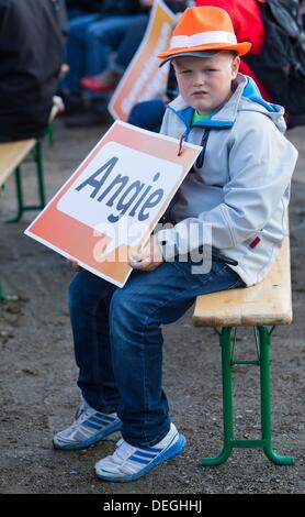 Schwerin, Germania. Xviii Sep, 2013. Un giovane ragazzo tiene un cartello con la scritta "Angie' nelle sue mani durante una campagna elettorale caso del partito cristiano democratico a Alten Garten a Schwerin (Germania), 18 settembre 2013. Il 22 settembre 2013 elezioni federali hanno luogo in Germania. Foto: Jens BUETTNER/dpa/Alamy Live News Foto Stock