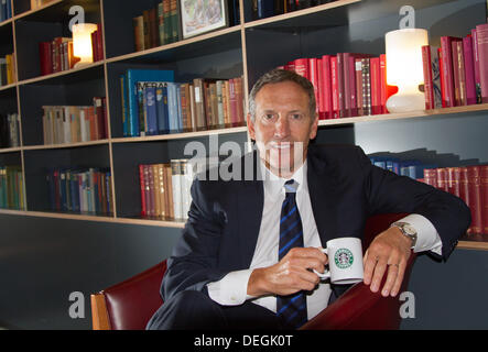 (Dpa-file) - Un file immagine datata 21 settembre 2011 mostra CEO di Starbucks Corporation Howard Schultz nella foto a uno Starbucks Coffeehouse a Hackescher Markt di Berlino, Germania. Starbucks non desidera che i clienti negli Stati Uniti per portare le armi all'coffeehouse. La società ha chiesto gentilmente ai loro clienti di non portare armi a Starbucks coffee shops. Foto: Herbert Knosowski Foto Stock