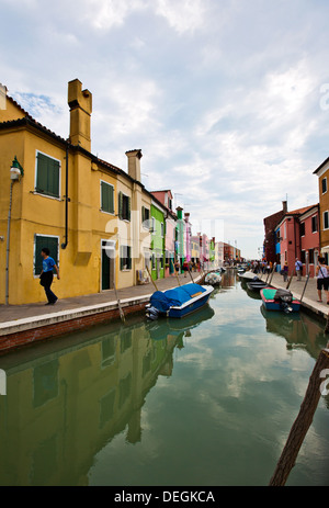 Case lungo un canale, Burano, laguna veneziana, Venezia, Veneto, Italia Foto Stock