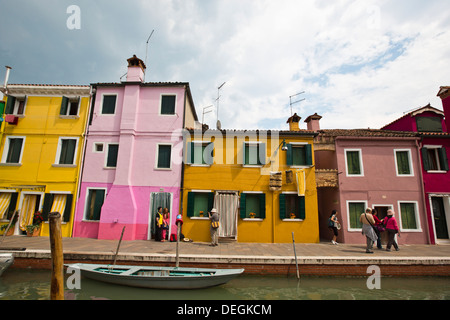 Riga di colorate case lungo un canale, Burano, laguna veneziana, Venezia, Veneto, Italia Foto Stock