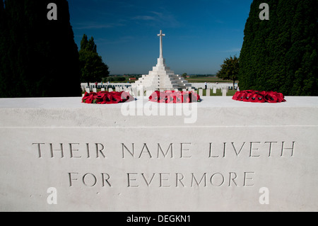 Il papavero corone di fiori sulla pietra del ricordo, Tyne Cot britannica cimitero militare, le Fiandre, in Belgio Foto Stock