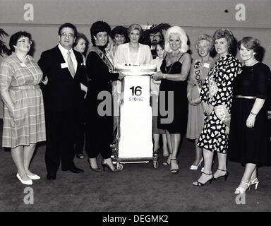 DIANA DORS presso gli studios di Londra all'inizio del suo X-cal dieta per la buona mattina la Gran Bretagna slot.1983.fornito da foto, inc.(Immagine di credito: © fornito dal mondo foto, Inc/Globe foto/ZUMAPRESS.com) Foto Stock