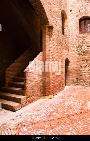 Cortile di un hotel, Castello delle Quattro Torra a Siena, Toscana, Italia Foto Stock