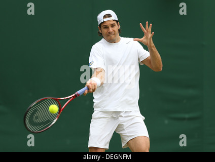 Tommy Haas (GER) in azione a campionati di Wimbledon 2013, Londra, Inghilterra. Foto Stock