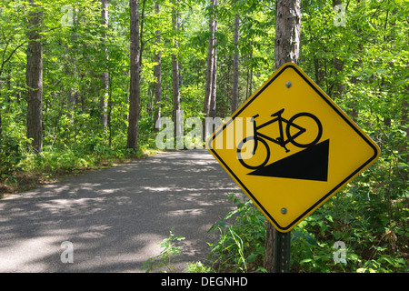 Discesa in bicicletta segno sul sentiero in Itasca State Park, Nord del Minnesota, Stati Uniti d'America Foto Stock