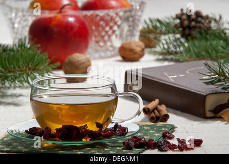 Natale ancora in vita con tè e la bibbia Foto Stock