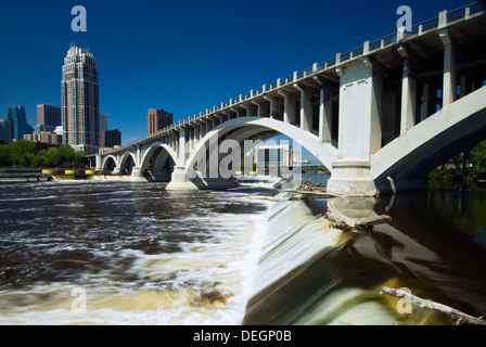 La terza Avenue ponte sopra Saint Anthony Falls. Minneapolis, Minnesota, Stati Uniti d'America Foto Stock