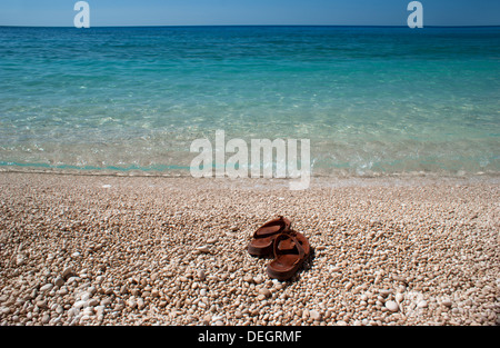 Brown flip flop a Porto Katsiki beach in Lefkada isola Grecia Foto Stock