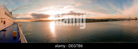 Stena Superfast traghetto parte Porto di Belfast a sunrise Foto Stock