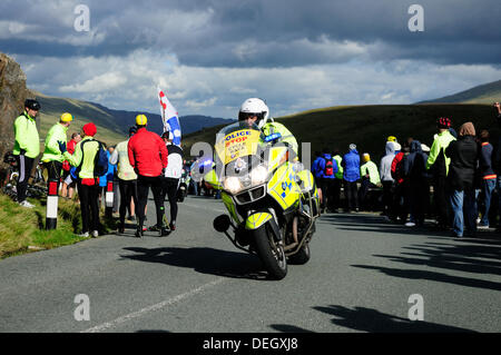 Llanberis Pass,UK.18 Settembre 2013.Tour della Bretagna, terza tappa di montagna del giorno (CAT3) Pen-Y-Pass.La polizia fuori rider apre la strada per il tour della Gran Bretagna cycle race . Credito: Ian Francesco/Alamy Live News Foto Stock