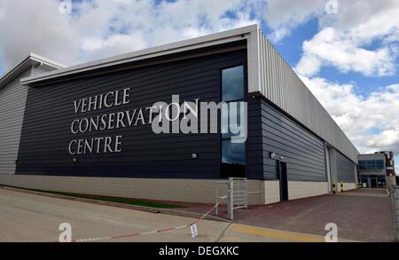 Bovington Tank Museum, l'apertura di un nuovo veicolo Conservation Centre edificio parte finanziati dal fondo della lotteria. Il Dorset, Gran Bretagna, Regno Unito 18 Settembre 2013 Credit: Geoff Moore/Dorset Media Service/Alamy Live News Foto Stock