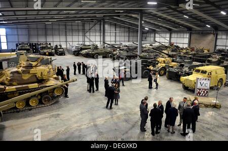 Bovington Tank Museum, l'apertura di un nuovo veicolo Conservation Centre edificio parte finanziati dal fondo della lotteria. Il Dorset, Gran Bretagna, Regno Unito 18 Settembre 2013 Credit: Geoff Moore/Dorset Media Service/Alamy Live News Foto Stock