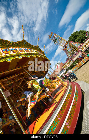 Un vecchio fiera del divertimento su un inglese un giorno d'estate Foto Stock