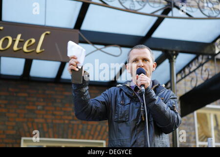 Dublino, Irlanda. 18 settembre 2013. Regno alleanza di sinistra TD (membro del parlamento) Richard Boyd Barrett affronta la protesta. I manifestanti di tenere un assemblea popolare al di fuori del Dail (Parlamento irlandese), per discutere di austerità in gruppi più piccoli. Il gruppo era parte di una giornata di proteste di coincidere con il ritorno del TDS (membri del parlamento) dal loro pausa estiva. Credito: Michael Debets/Alamy Live News Foto Stock