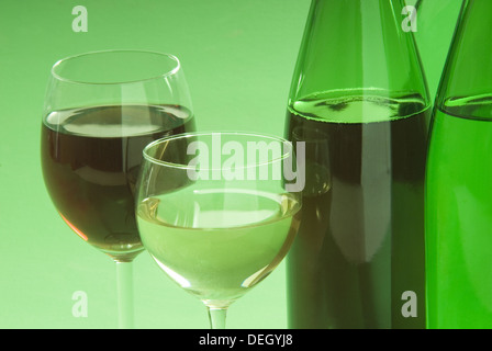 Le bottiglie e i bicchieri Foto Stock