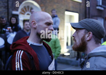 Dublino, Irlanda. 18 settembre 2013. Due manifestanti sostengono rumorosamente, perché uno protester non è stato permesso di parlare. I manifestanti di tenere un assemblea popolare al di fuori del Dail (Parlamento irlandese), per discutere di austerità in gruppi più piccoli. Il gruppo era parte di una giornata di proteste di coincidere con il ritorno del TDS (membri del parlamento) dal loro pausa estiva. Credito: Michael Debets/Alamy Live News Foto Stock