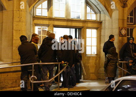 Dublino, Irlanda. 18 settembre 2013. Manifestanti stare fuori Pearse Street Stazione Gardai (polizia irlandese), chiedendo il rilascio di attivisti arrestati in precedenza durante la giornata. I manifestanti di tenere un assemblea popolare al di fuori del Dail (Parlamento irlandese), per discutere di austerità in gruppi più piccoli. Il gruppo era parte di una giornata di proteste di coincidere con il ritorno del TDS (membri del parlamento) dal loro pausa estiva. Credito: Michael Debets/Alamy Live News Foto Stock