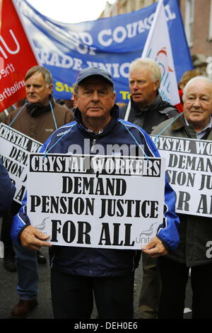 Dublino, Irlanda. 18 settembre 2013. Un ex lavoratore di Waterford Crystal contiene un segno, chiamando per pensione giustizia. I manifestanti di tenere un assemblea popolare al di fuori del Dail (Parlamento irlandese), per discutere di austerità in gruppi più piccoli. Il gruppo era parte di una giornata di proteste di coincidere con il ritorno del TDS (membri del parlamento) dal loro pausa estiva. Credito: Michael Debets/Alamy Live News Foto Stock