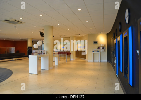 Interno di Barclay's Bank, North Street, Rugby, Warwickshire, Inghilterra, Regno Unito Foto Stock