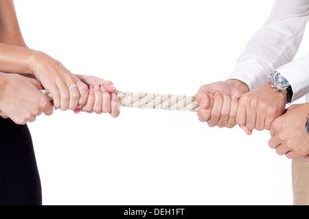 Business donna contro uomo d affari tirando la corda isolato su bianco Foto Stock