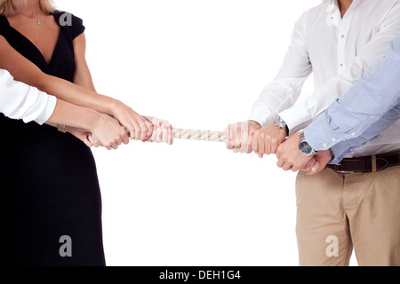 Business donna contro uomo d affari tirando la corda isolato su bianco Foto Stock