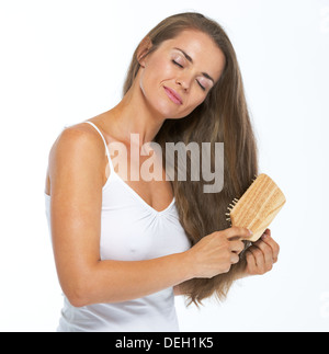 Donna rilassata pettinare capelli Foto Stock