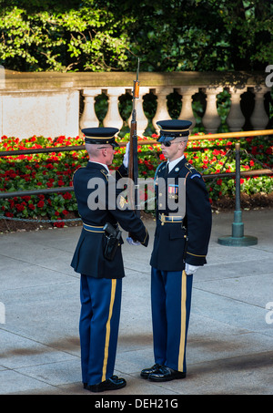 Custodita la tomba del Milite Ignoto, il Cimitero di Arlington, Virginia, Stati Uniti d'America Foto Stock