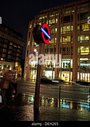 La metropolitana di Londra segno alla stazione di Knightsbridge di Londra, Inghilterra, Regno Unito Foto Stock