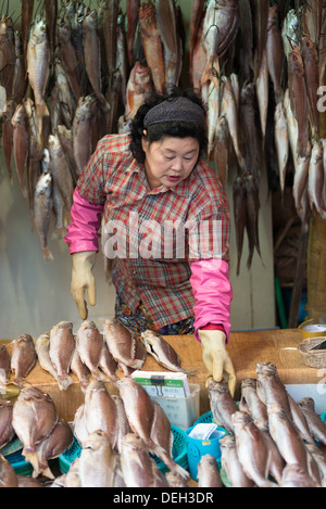 Un venditore di pesce di Busan Jagalchi mercato del pesce. Corea del Sud Foto Stock