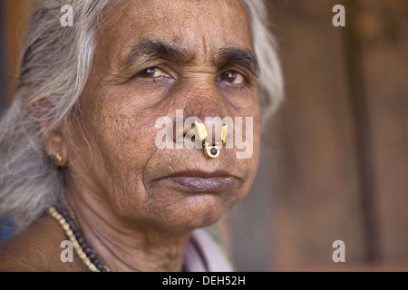 Donna con anello al naso, tribù Oriya, Orissa, India. Facce rurali dell'India Foto Stock