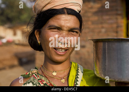 Donna con anello di naso, Oriya tribù, Orissa, India Foto Stock