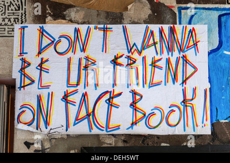 "Io non voglio essere Ur amico su Facebook' street art poster a Haus Schwarzenberg, 39 Rosenthalerstrasse, Berlino Foto Stock