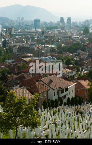 Città di Sarajevo, le torri gemelle e il cimitero di guerra, Bosnia e Erzegovina, l'Europa. Foto Stock