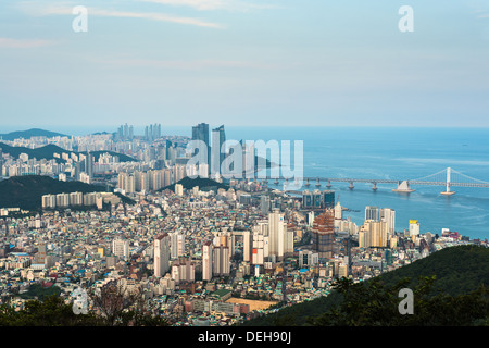 Busan lo skyline della citta'. Provincia Yeongnam, Corea del Sud. Foto Stock