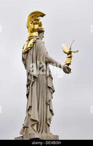 Statua di Athena, edificio del parlamento di Vienna Foto Stock