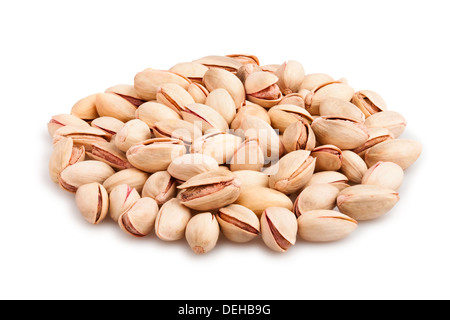 Heap di pistacchio su sfondo bianco Foto Stock