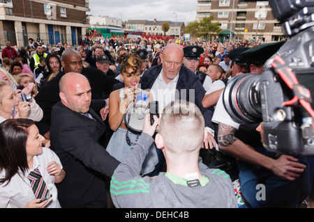 Norman Oosterbroek (Il Gigante olandese), la sicurezza del bodyguard dal Sud Africa, visto dietro Rihana durante la sua visita a Belfast Foto Stock