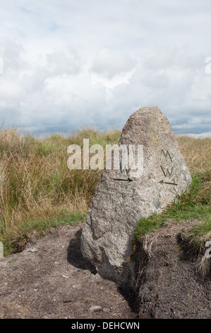 Pietra di marcatore su due mori via lunga distanza sentiero su Dartmoor in Devon Foto Stock
