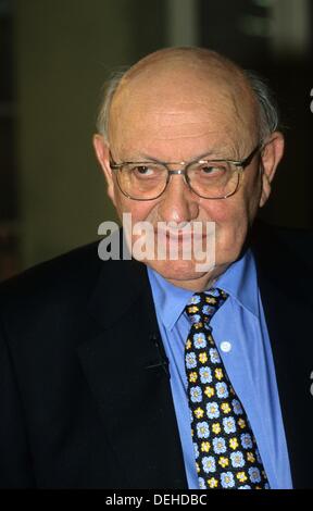 FILE IMMAGINE: un archivio foto datata 03 maggio 2001 Mostra autore, scrittore e critico di letteratura Marcel Reich-Ranicki a Colonia, in Germania. Credito: HORST GALUSCHKA/dpa picture alliance/Alamy Live News Foto Stock