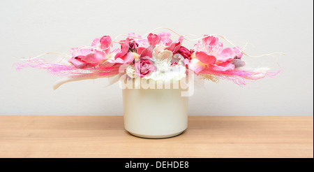 Closeup shot con home la decorazione floreale sul tavolo. Foto Stock