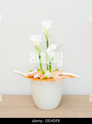 Closeup shot con home la decorazione floreale sul tavolo. Kala bianco fiori. Foto Stock