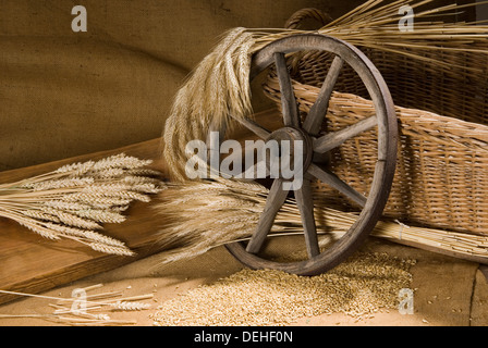 Orzo e vecchia ruota in legno Foto Stock