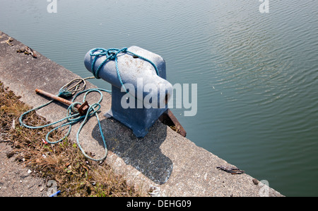 Gancio arrugginito sul dock Foto Stock