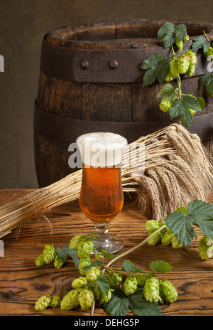 Birra e materie prime per la produzione di birra Foto Stock